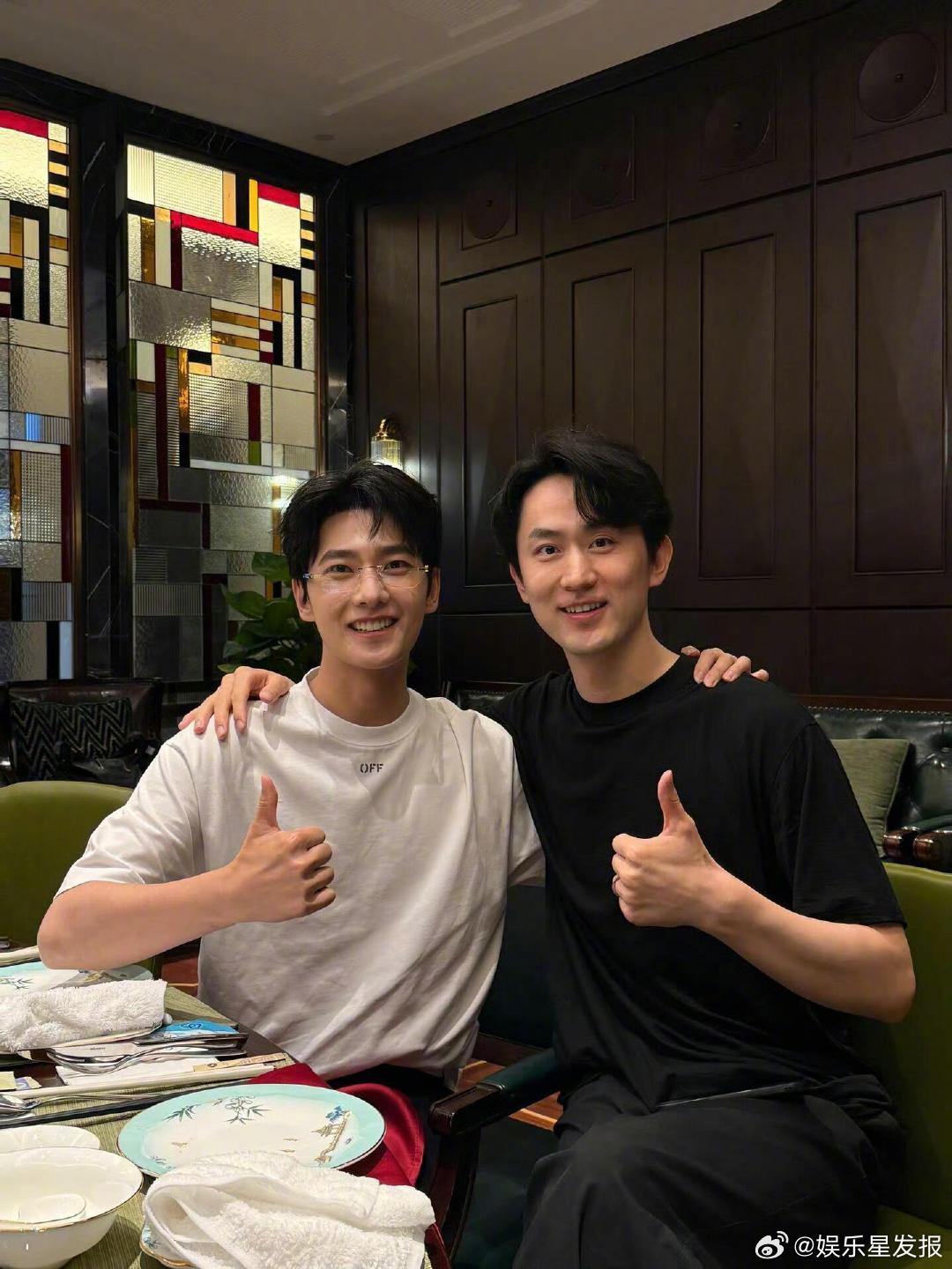 杨洋参加军艺同学聚会杨洋每年毕业季的固定节目 网友晒出杨洋军艺班级聚会合照，每年