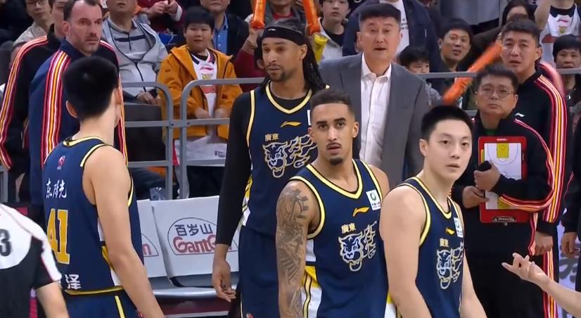 不配赢，领先后总是犯错，广东不敌浙江，买个教训
 
约克的压哨三分像一把刀子，直