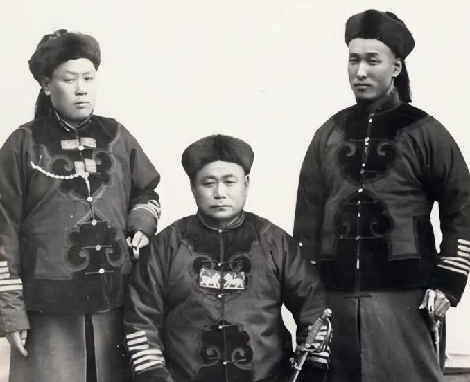 大清一等带刀侍卫：五步之内格杀勿论，一刀毙命，佩刀都是特制的。
 
大清最大的贪