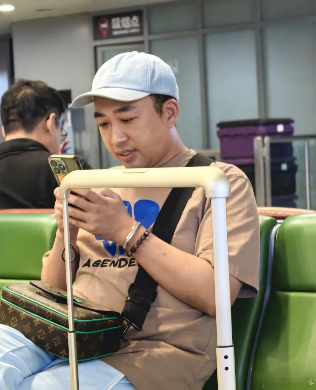 #于正坐经济舱# 于正在机场被偶遇，网友发现于正坐的是经济舱，担心他的钱怎么花得