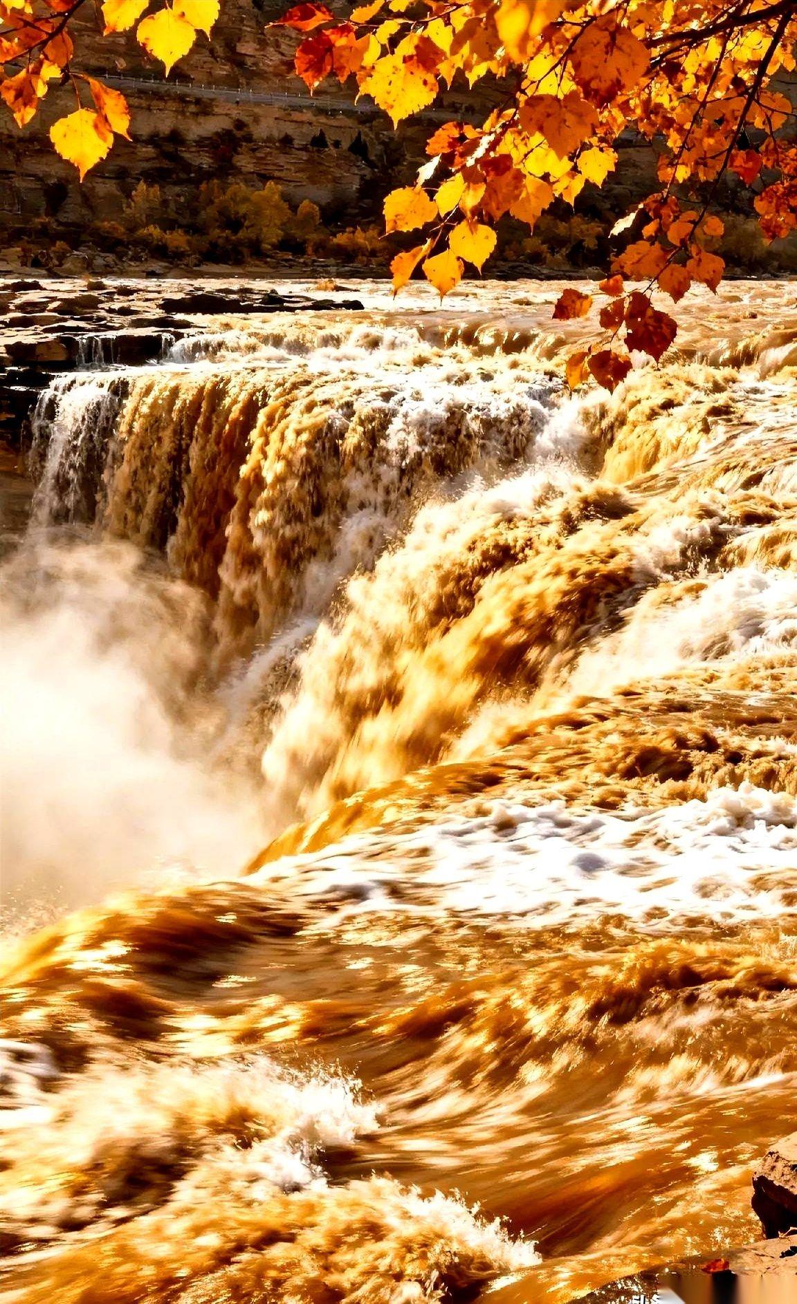 就为这七个字，“滔滔黄河流千古”。
我能发半天呆。
感觉几千年的风沙，“哗”一下