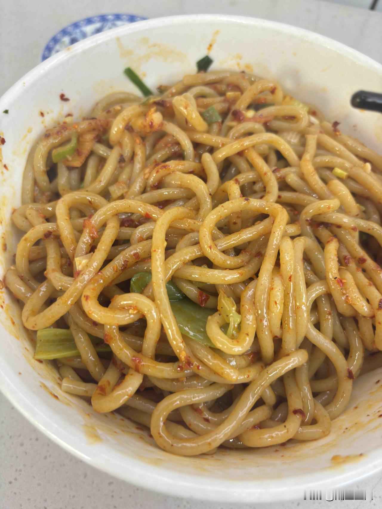 今天在西安吃的淳化搓搓，油泼15元一碗，味道还可以，价格就是小贵一点，在别的店吃