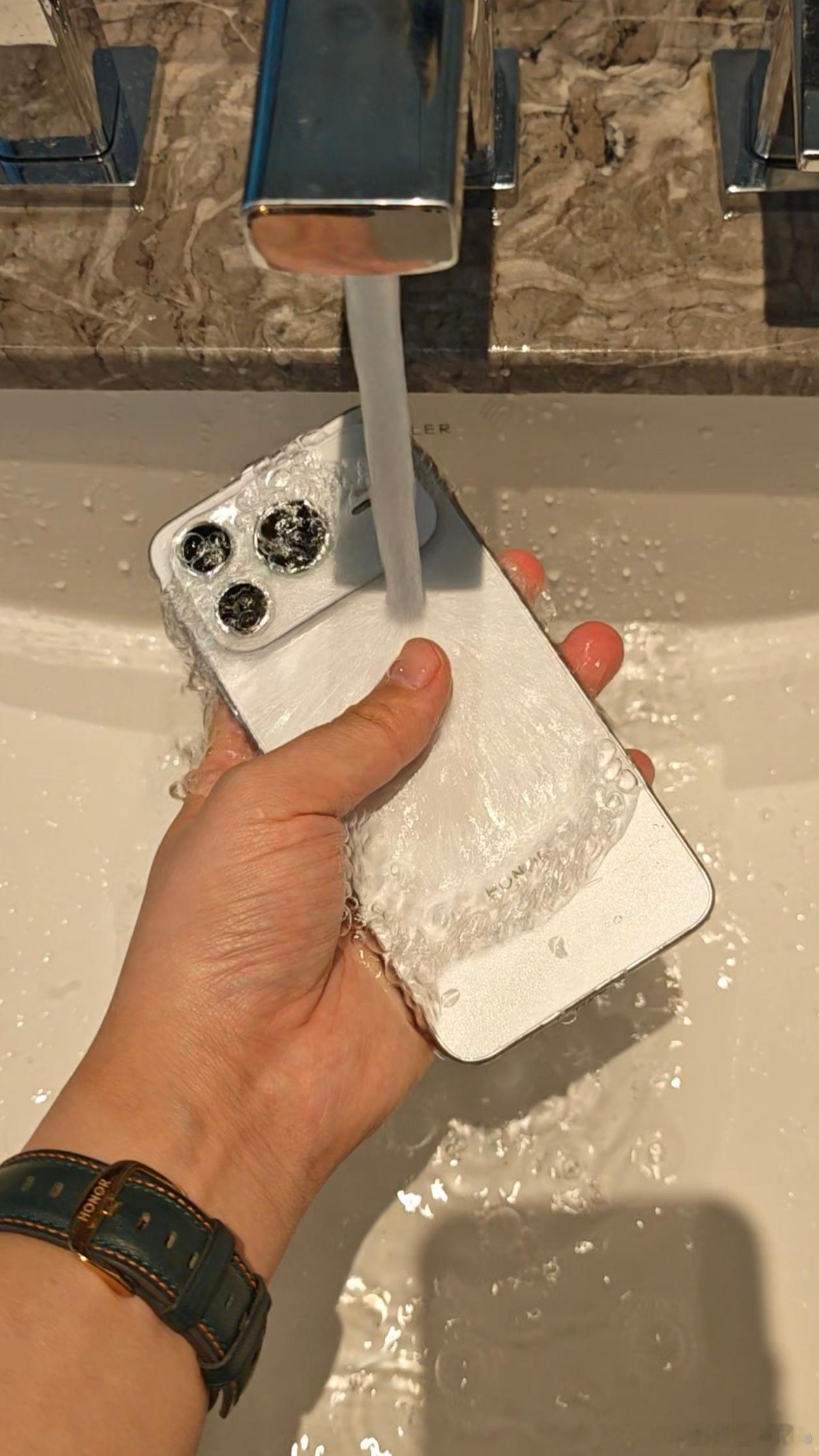 荣耀Power2发布会开始了，给大家表演一个水冲手机荣耀Power2在防护上实现