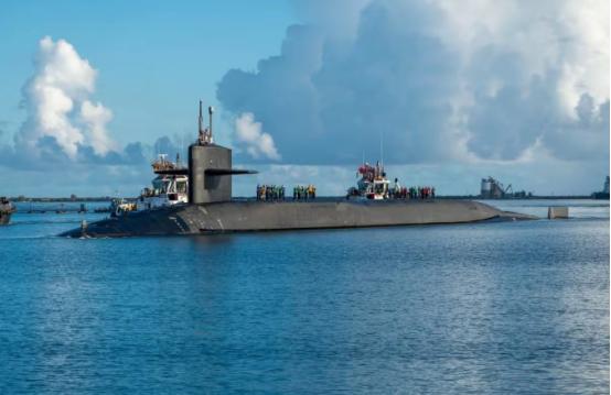 美军核潜艇带着154枚战斧潜入南海，刚一上浮，就被中国卫星拍个正着。
 
美军这