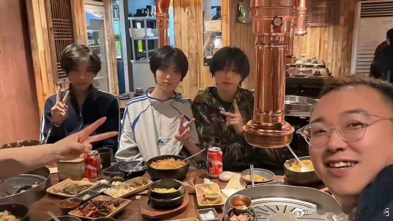 地陪晒与王橹杰左奇函陈奕恒合照王橹杰左奇函陈奕恒与地陪合照 原来路透里面的缆车大