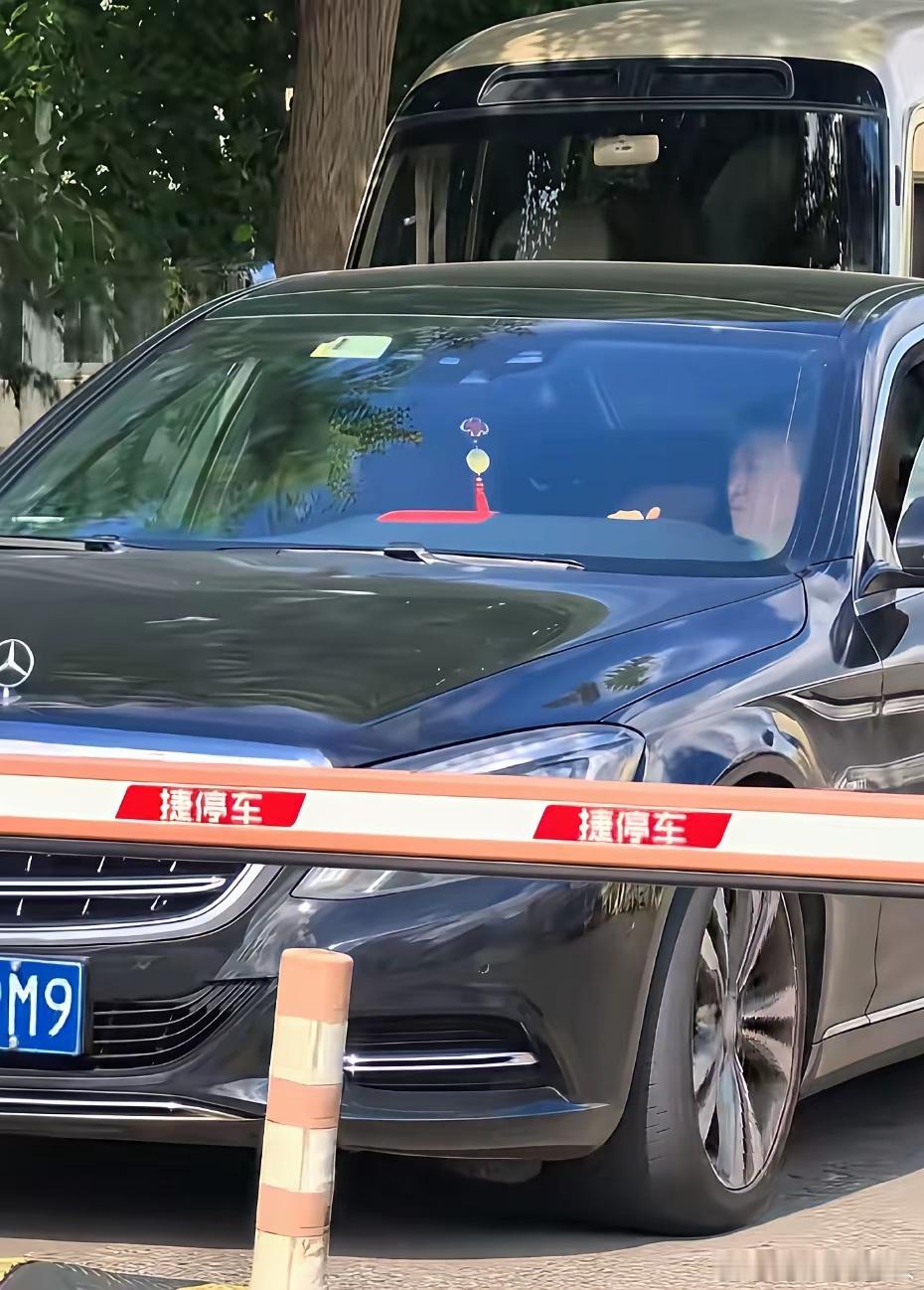 没想到国乒女队教练马琳这么有财力，他开着迈巴赫从体育总局出来，这车看着挺低调，估