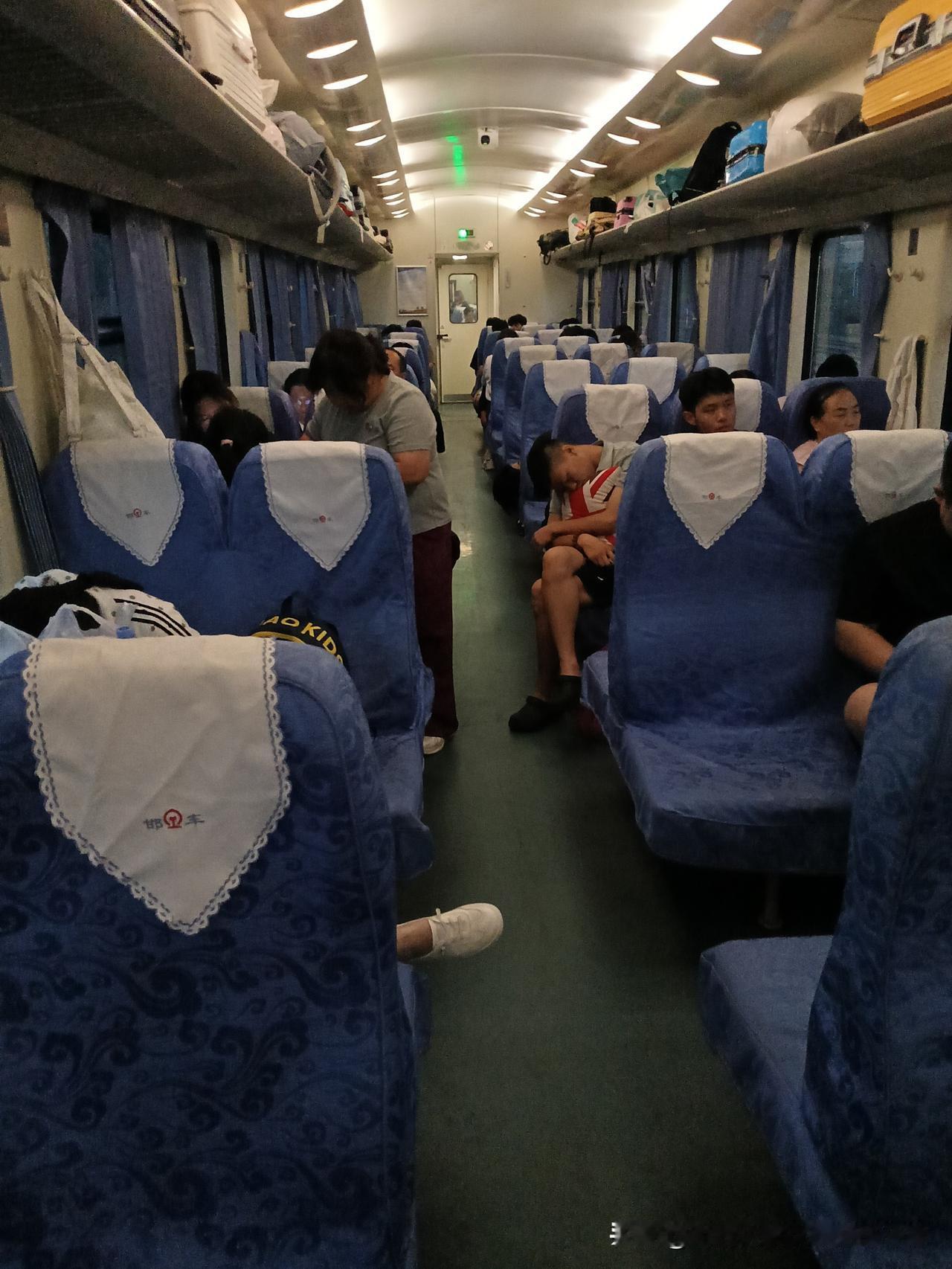 晒图笔记大赛今天做火车🚆从沧州到邯郸，火车上的人不多，很多座位都是空的，难道现