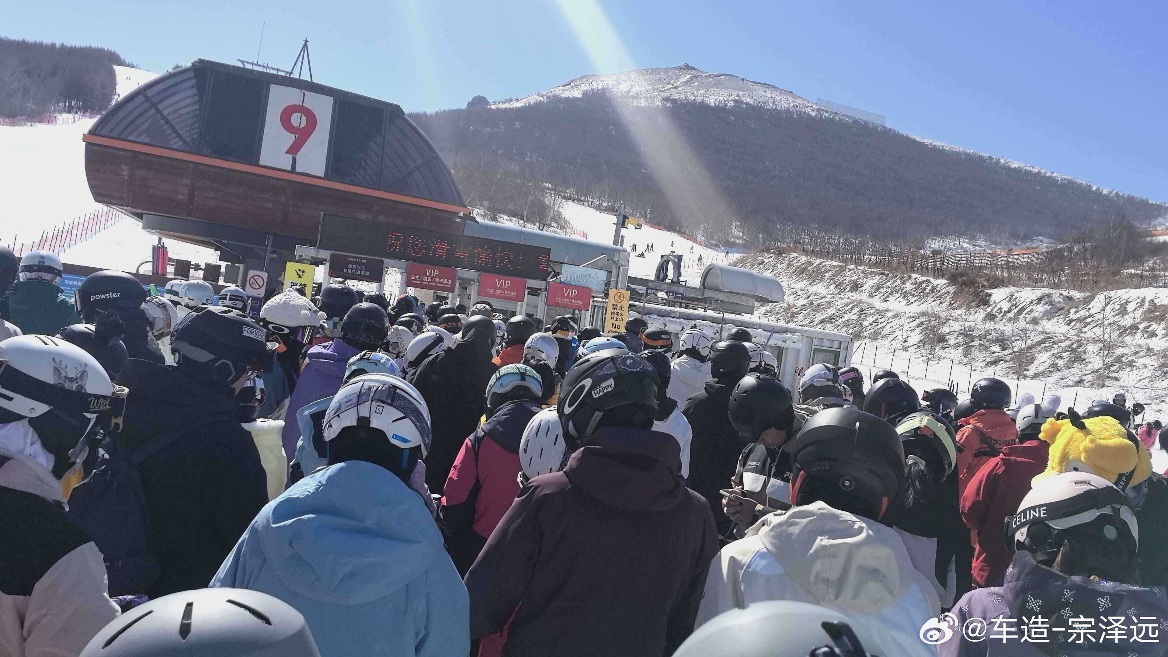 这周末千万别来崇礼滑雪!县城、雪场附近、索道，人堵到爆炸一趟缆车排队40分钟起一