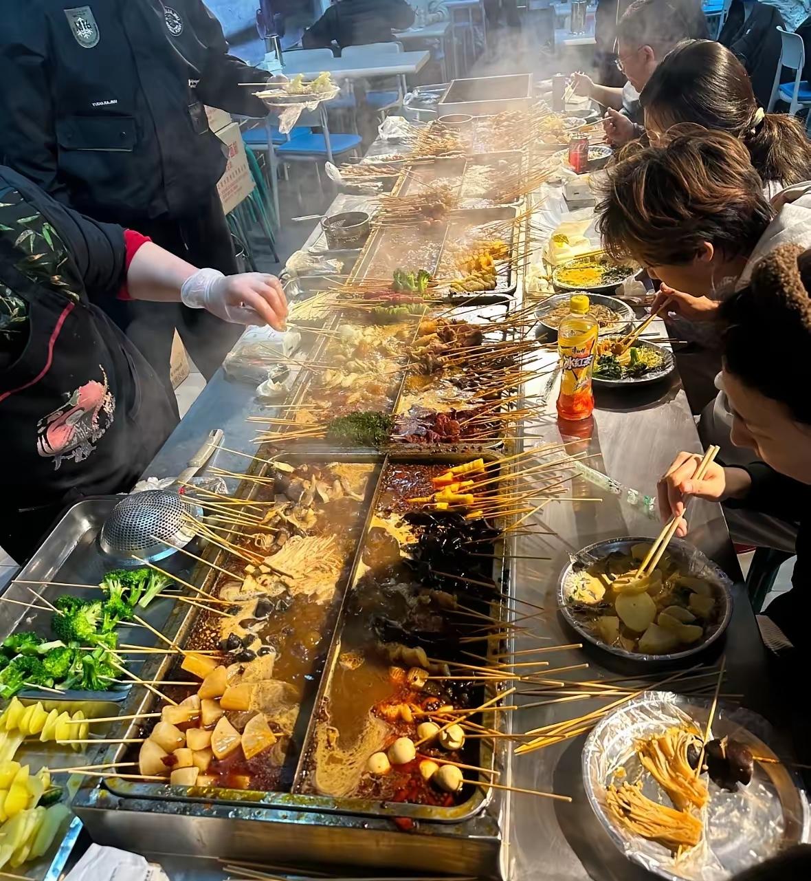 现在摆摊太挣钱了，一对夫妻摆摊一年赚了140万，平均一个月赚12万，这也太容易了