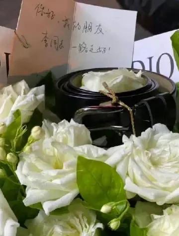 一根皮带系深情！合肥市红星路80号悼念先生的人中，有心人给他送去了一根崭新的皮带