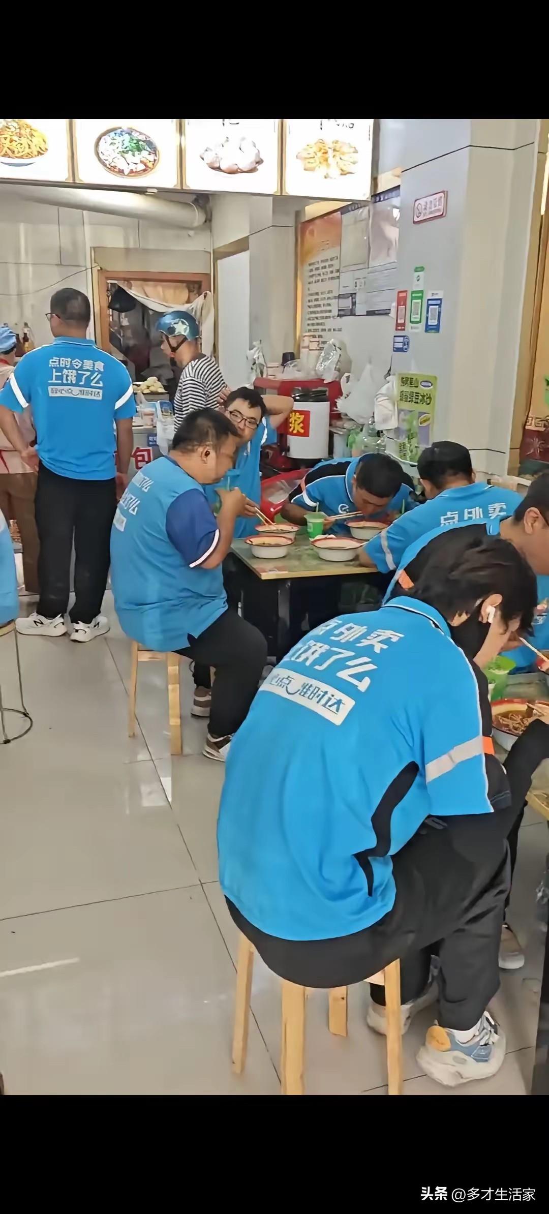 生意火爆，尤其到饭点，谁都想抓紧吃上饭，外面员其实也是最知道做饭条件和饭菜质量的