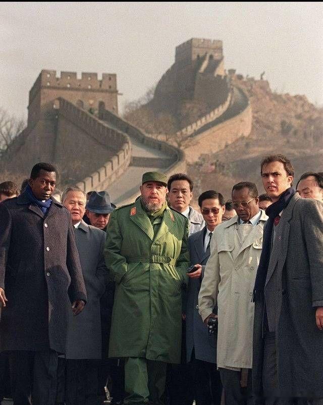 1995年12月，菲德尔·卡斯特罗访问中国的长城 