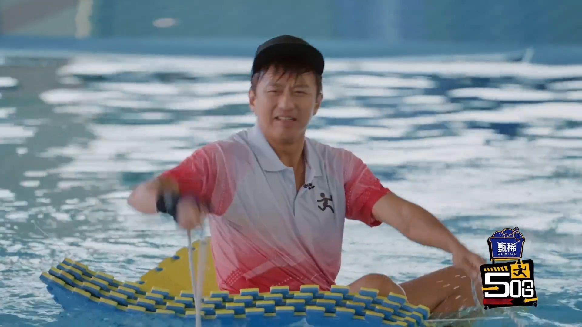 一闪而过的鹿晗哈哈哈哈哈 五哈里鹿晗一闪而过，镜头虽短，但画面很有戏，他在水里拉