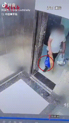 刚取的30万现金，也能丢？

这个马大哈失主，太马大哈了！

近日，重庆一段电梯