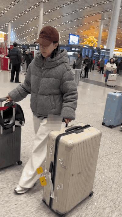 陈幸同出征亚洲杯！潮酷打扮藏不住好状态
 
家人们，陈幸同出发去亚洲杯啦！机场照