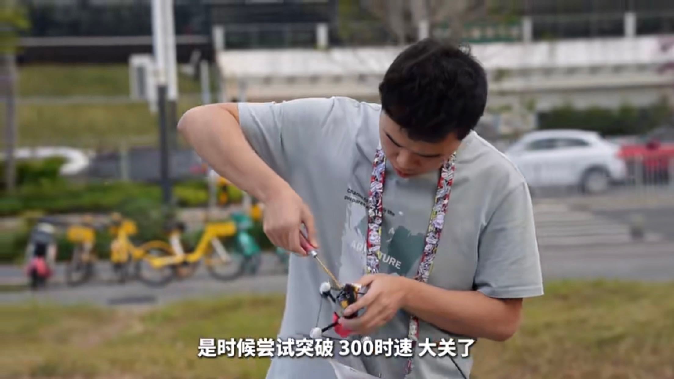 大学生自制飞行器破吉尼斯纪录太震撼了！这群大学生用智慧与勇气，亲手书写了属于青春