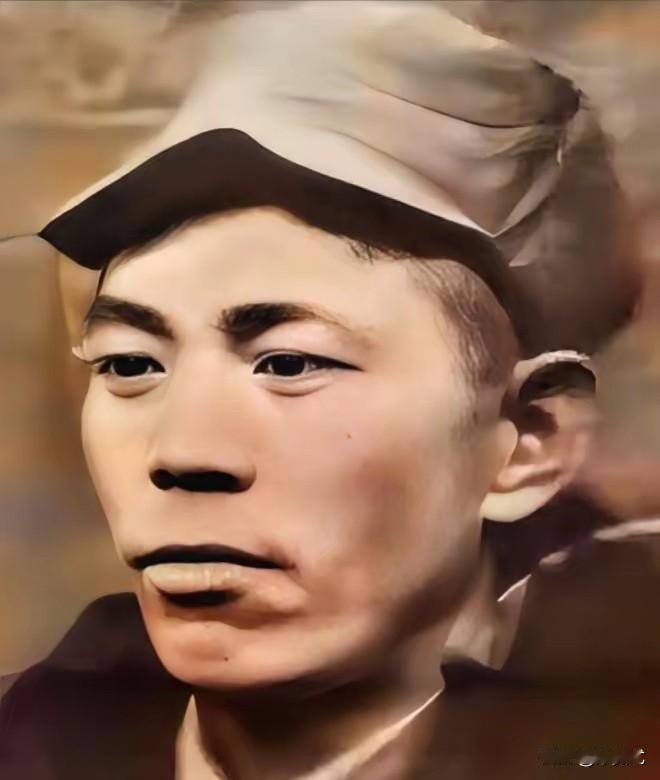 八路军某团长深夜奇痒难耐，脱下军装让警卫员架在火上烘烤驱虫，谁知没过多久，一股烤