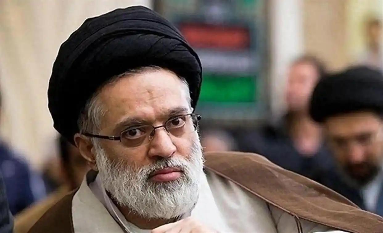 美军是如何轰炸的呢？美军利用高科技精准定位锁定了哈梅内伊出现行馆的精确坐标。在哈