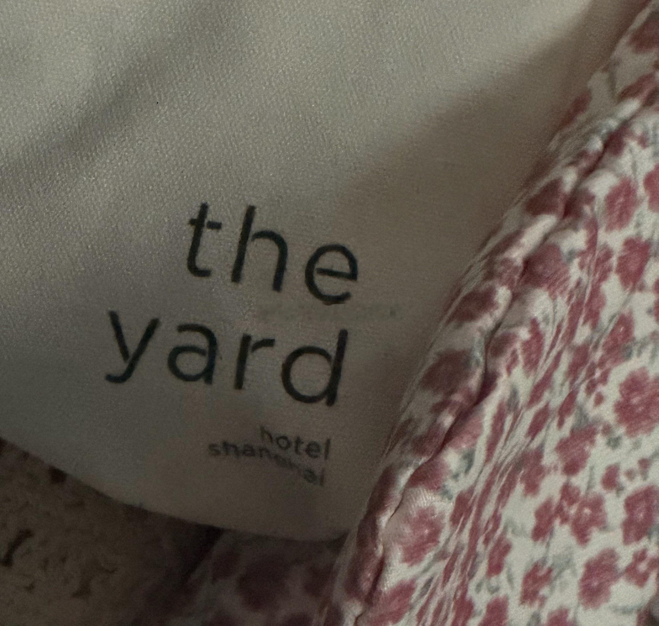 刚躺下要眯上眼睛睡觉😪 看到了挂在架子上的“the yard ”白色帆布包 这