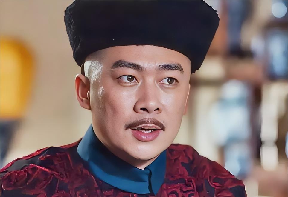 “年羹尧刚被赐死，岳钟琪就被锁拿进京——雍正盯着他跪在血诏前的侧脸，轻声说：“你