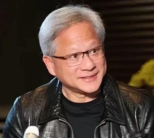 5月15日记者问黄仁勋:为啥几十年穿同一款黑皮衣？他笑着说：“都是我老婆干的！我