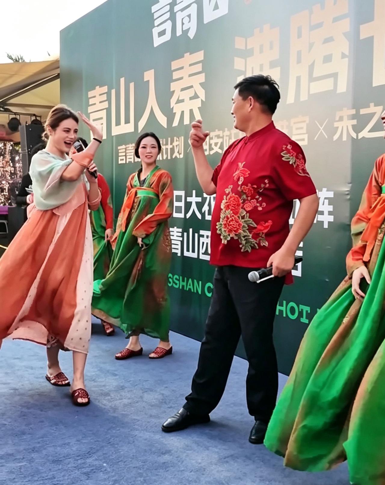 大衣哥现身西安开业活动，和外国女舞者现场起舞，咋看？
 西安一场开业活动的舞台上