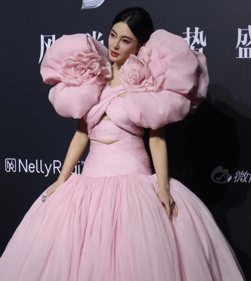 女明星张雨绮，引发热议！

12月26日，36岁的张雨绮，一大早就登上热搜，起因