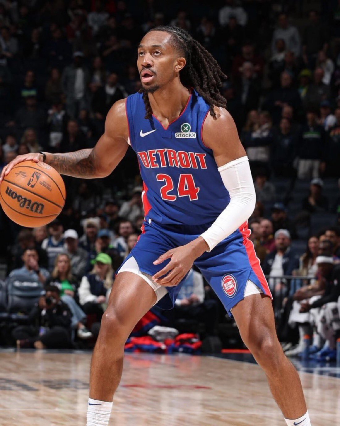 詹金斯在湖人身上拿到了生涯新高，30分8助攻4篮板，18中11效率太高了。湖人v