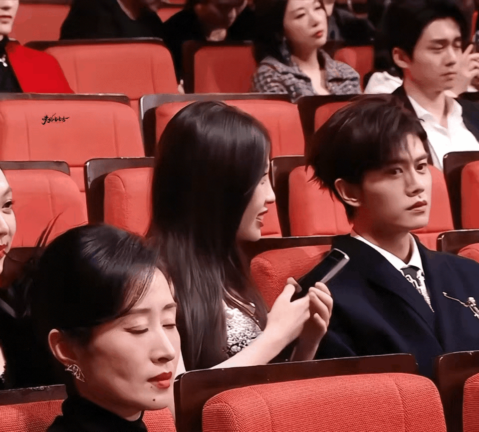 任嘉伦都不好意思了吧，虞书欣看来是很喜欢任嘉伦这一款的帅哥，这追星的场面就像是一