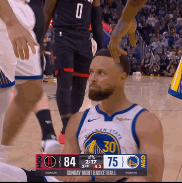 这次是坐地耸肩！库里回来啦！
库里晃过杜兰特，挑战申京，造犯规，2+1！