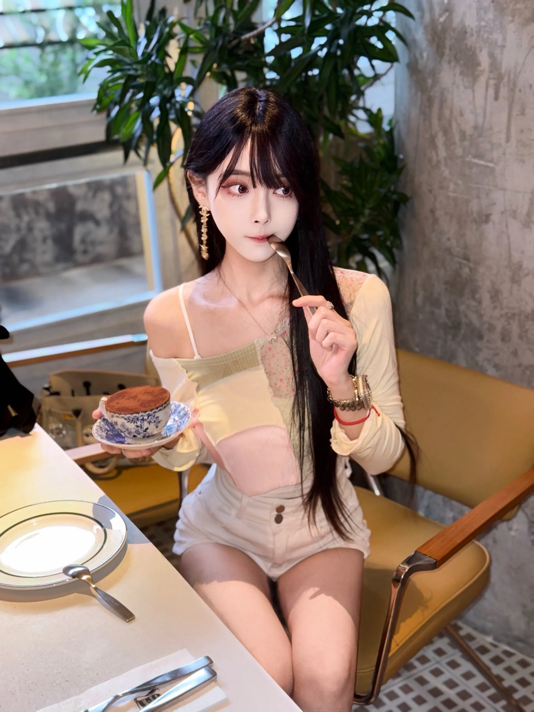 春天就应该穿浅色的衣服，吃好吃的甜点😋