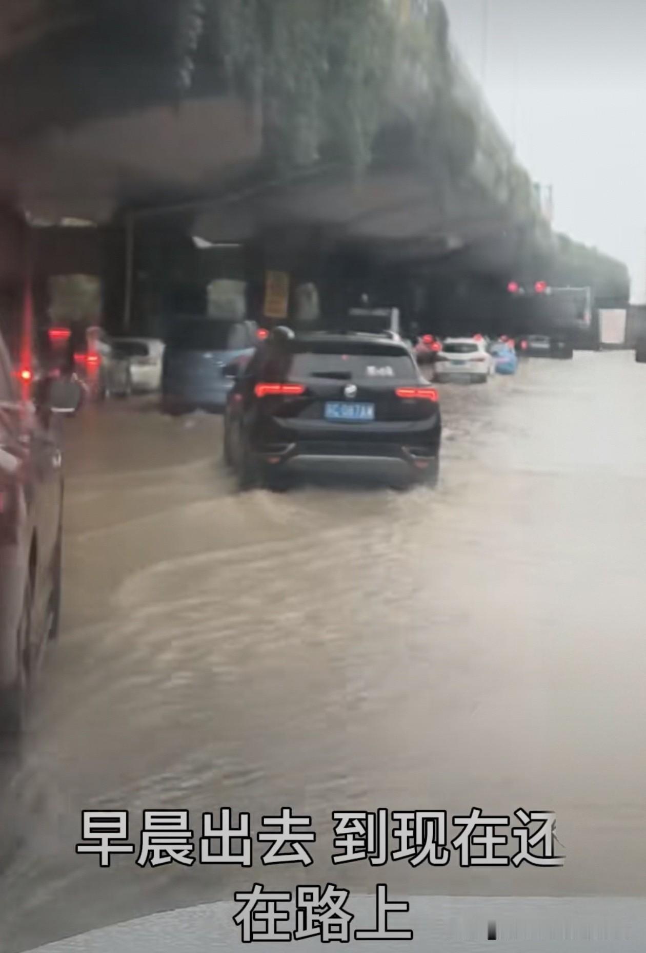 我的天哪！！！
无锡遭遇台风暴雨
多处城区被淹马路变河道
 
受台风“白海豚”侵