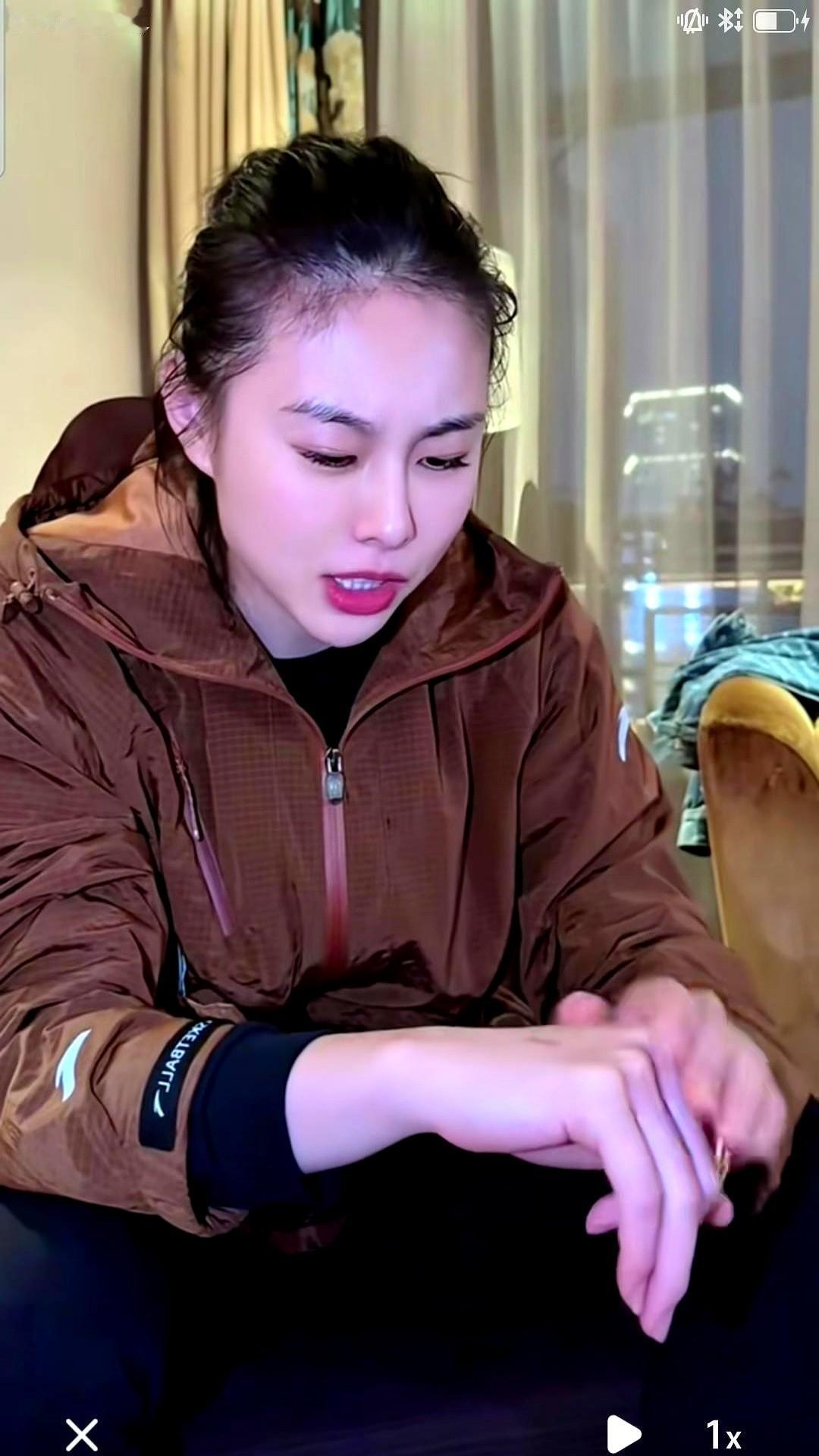 哎，这手怎么回事哪，最近老是特别干燥。

中国女篮名将王思雨，在直播间秀着刚到手