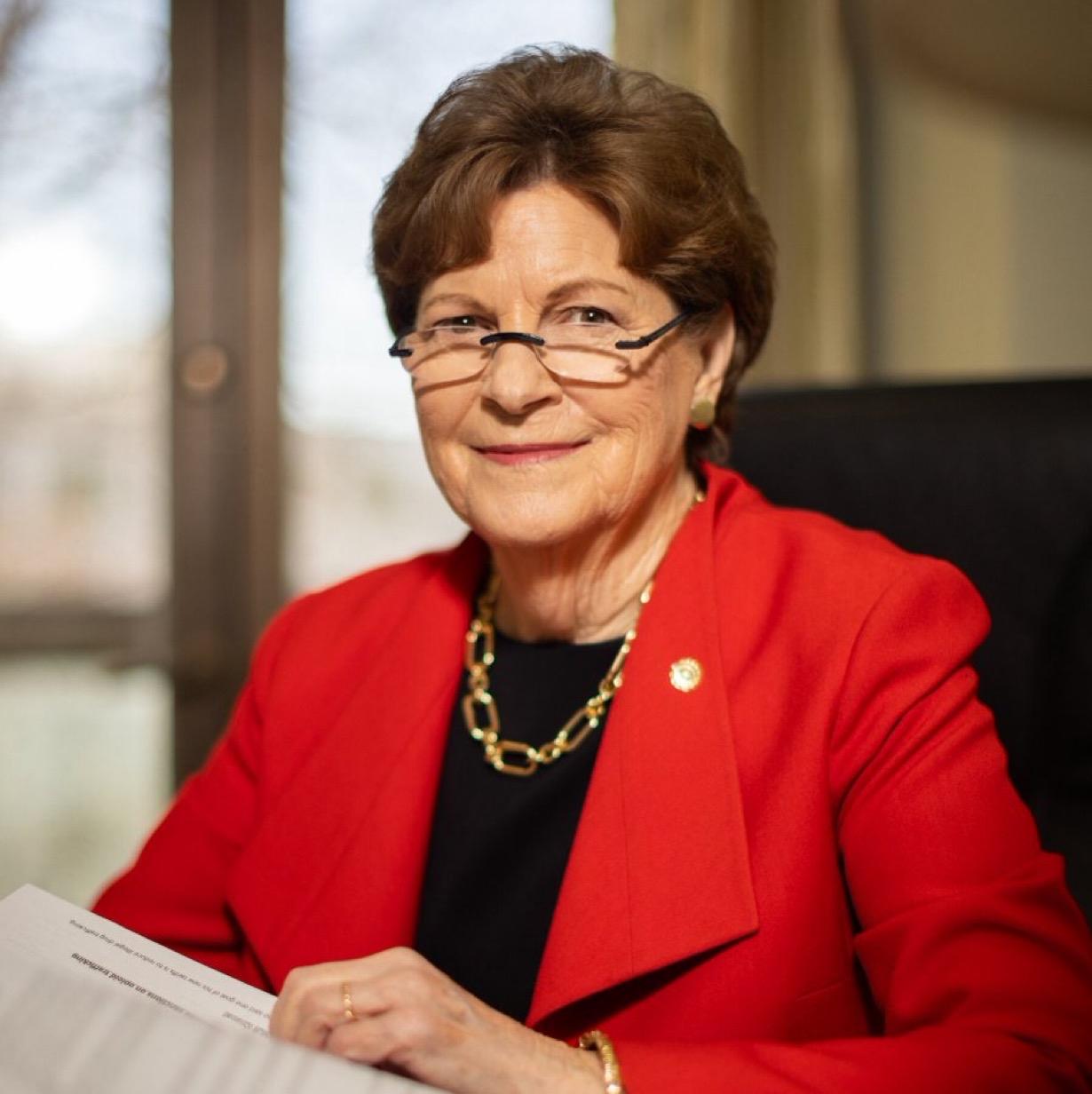 美国参议员珍妮·沙欣（Jeanne Shaheen）是格雷厄姆（Graham）的