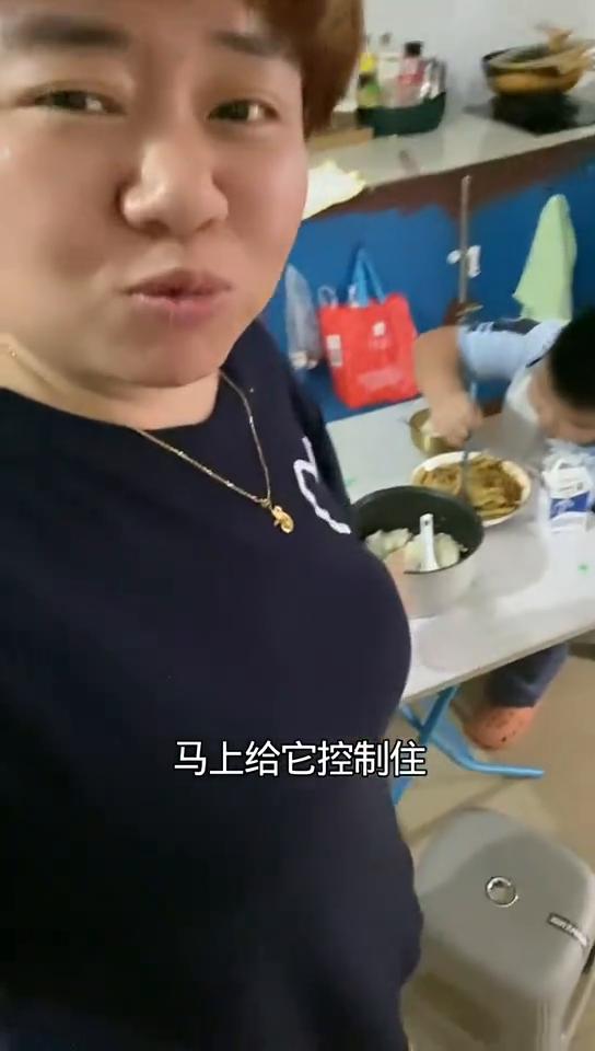 回来给小孩做饭，炒了一个土豆丝炒肉。我就看见这大米饭，馋的都想吃这米饭，都能干完