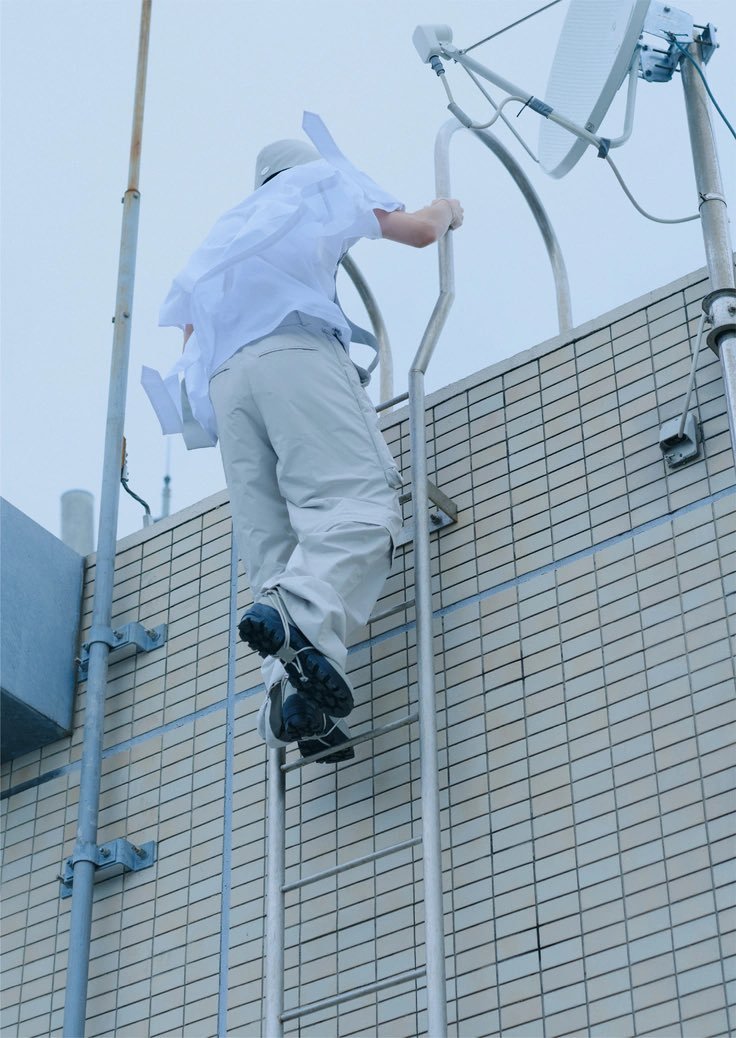 这个其实让我有点梦回出道的film了，还记得当时就是穿黄衣的熙儿在楼顶打开了一个
