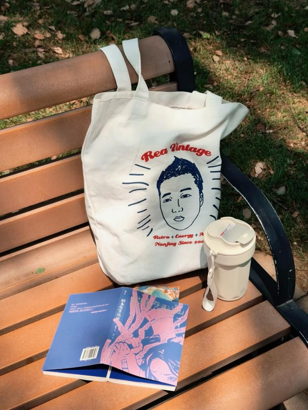 春天就是应该在公园看书，在湖边发呆的季节