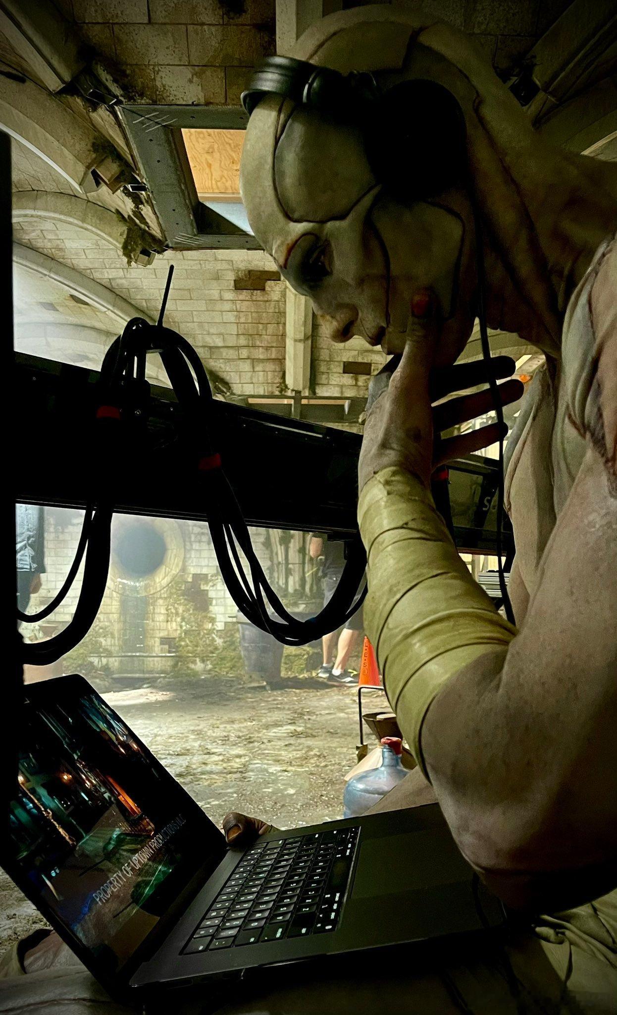 吉尔莫·德尔·托罗在《弗兰肯斯坦》片场拍摄的雅各布·艾洛蒂 