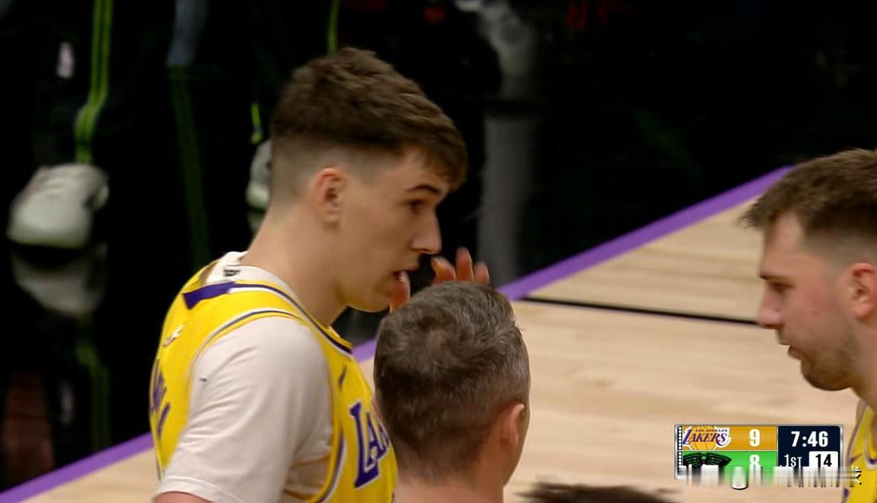 湖人新星拉拉维亚真是让人捉摸不透！在今天湖人客场挑战鹈鹕的比赛中，目前双方半场战