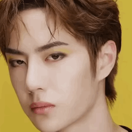 王一博这烟熏妆造型也太非主流了吧 ​​​