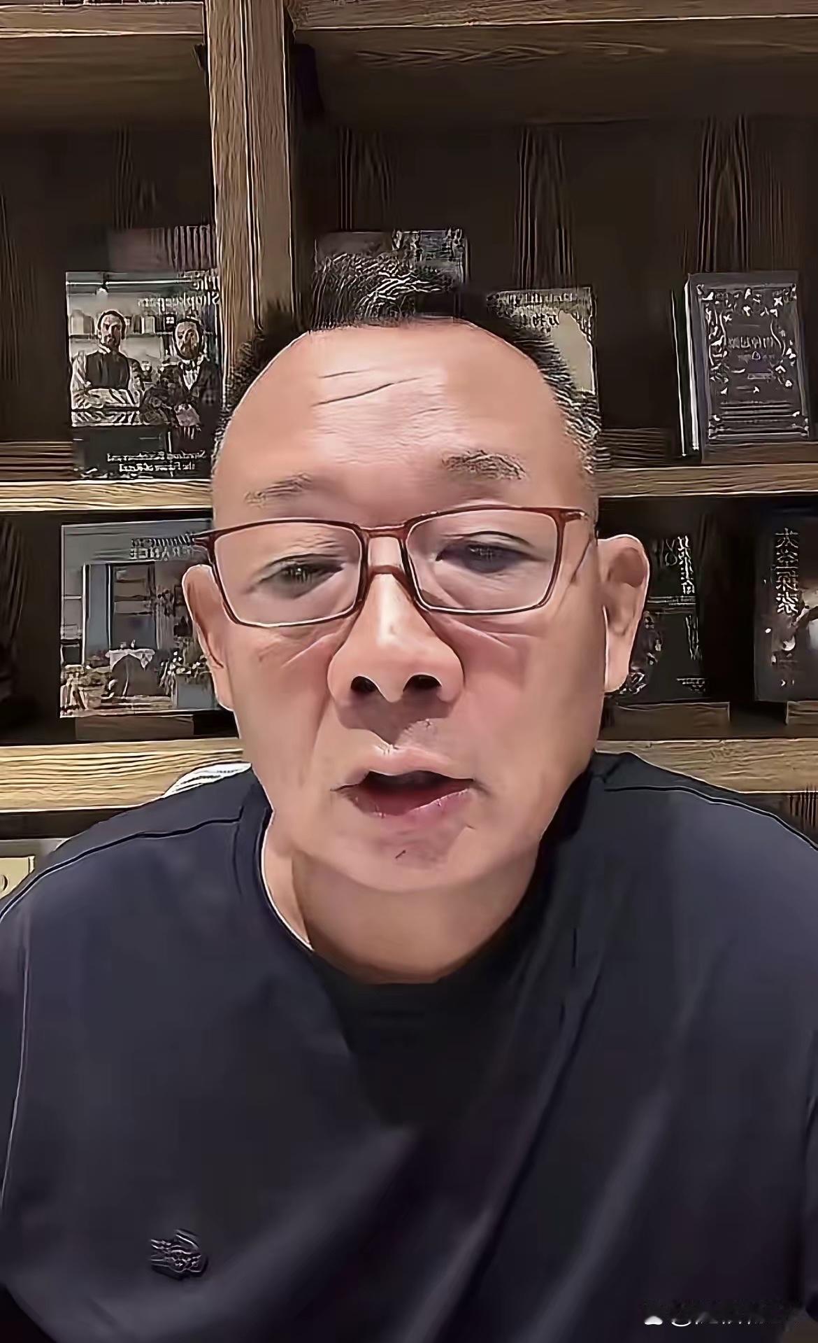 于东来这回一开口，怕是让不少台前幕后的人脸上有点挂不住。
他直接撂下一句：明星都