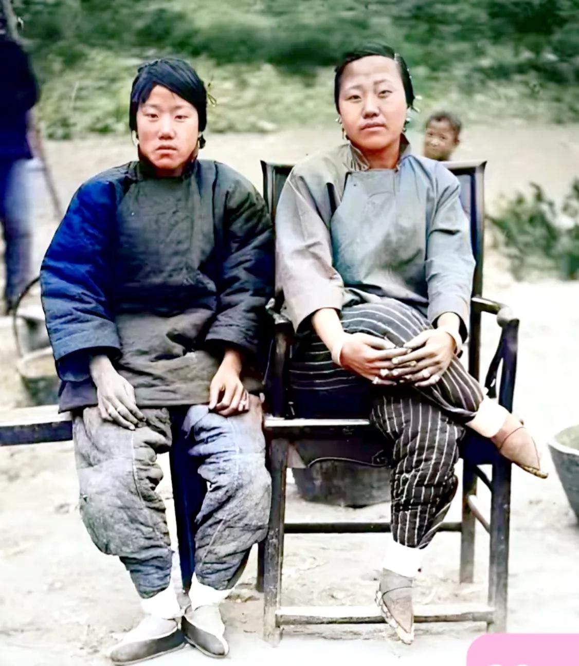 这是一张年限很久的老照片了，在那个年代，也算是两位美女了，典型的两位裹着小脚的少
