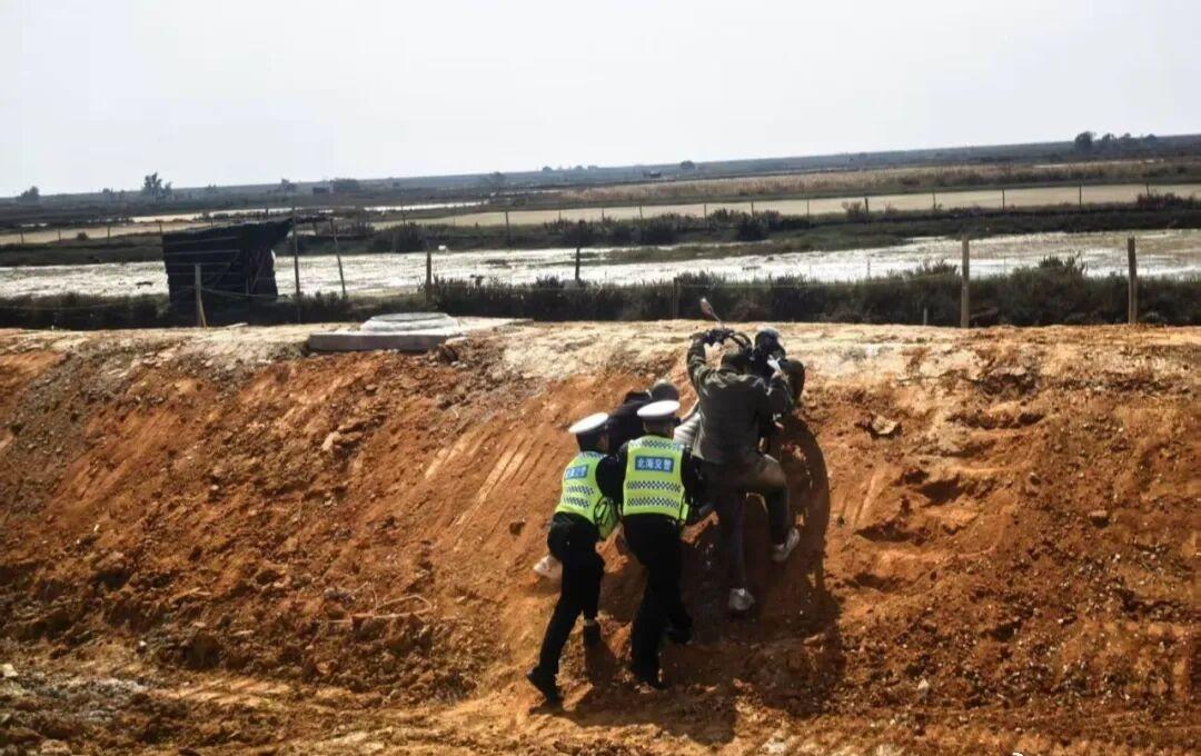 《珠城暖警丨外地游客坠沟遇险 北海公安交管及时救援》：2 月 20 日，一名外地