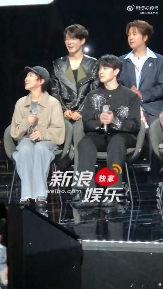 庾澄庆问窦靖童怎么称呼歌手发布会直播同框太惊喜，庾澄庆与窦靖童欢乐互动，一句称呼