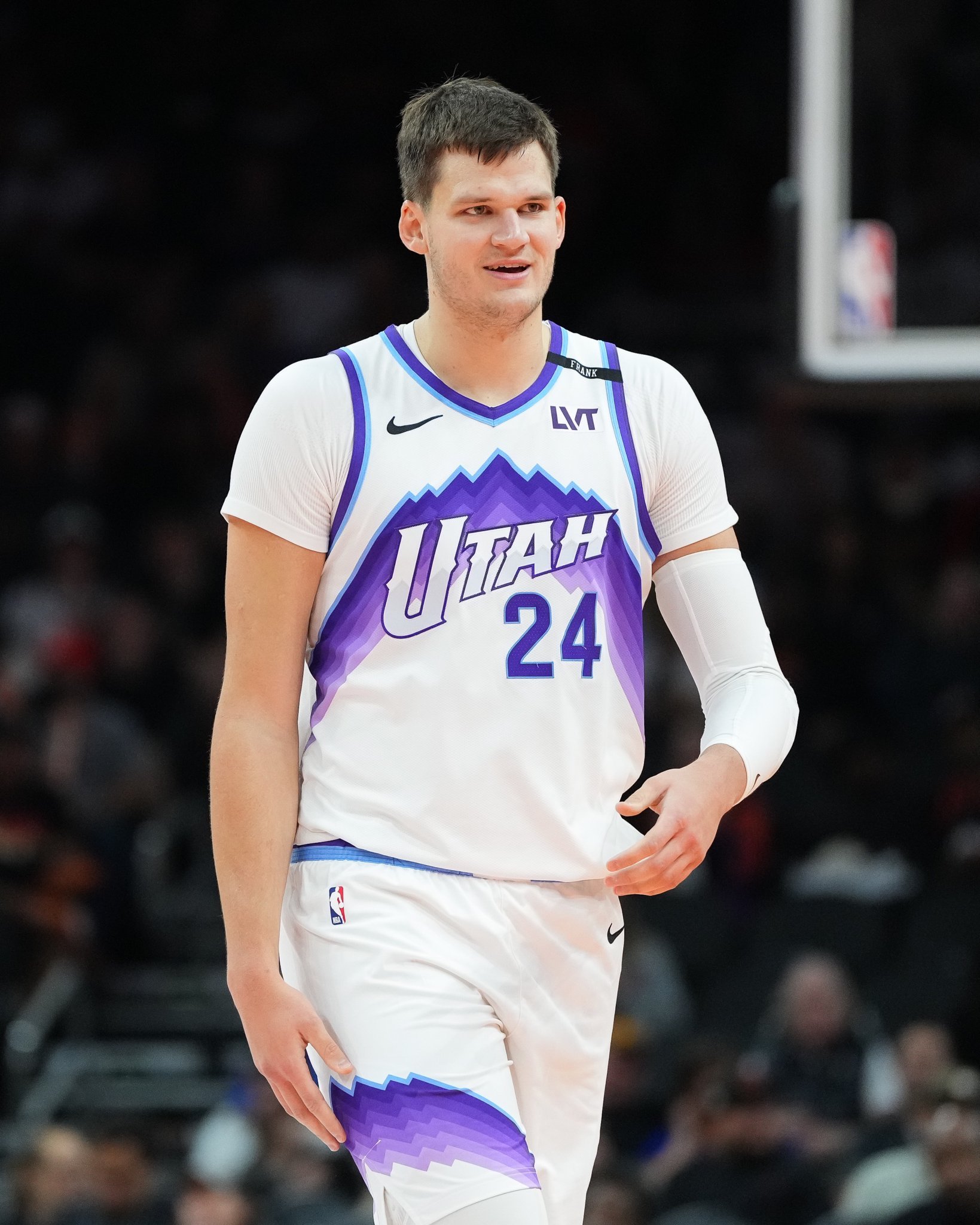 沃克·凯斯勒将接受左肩盂唇撕裂手术，赛季报销。爵士又多了顺利俯冲的理由，以及，凯