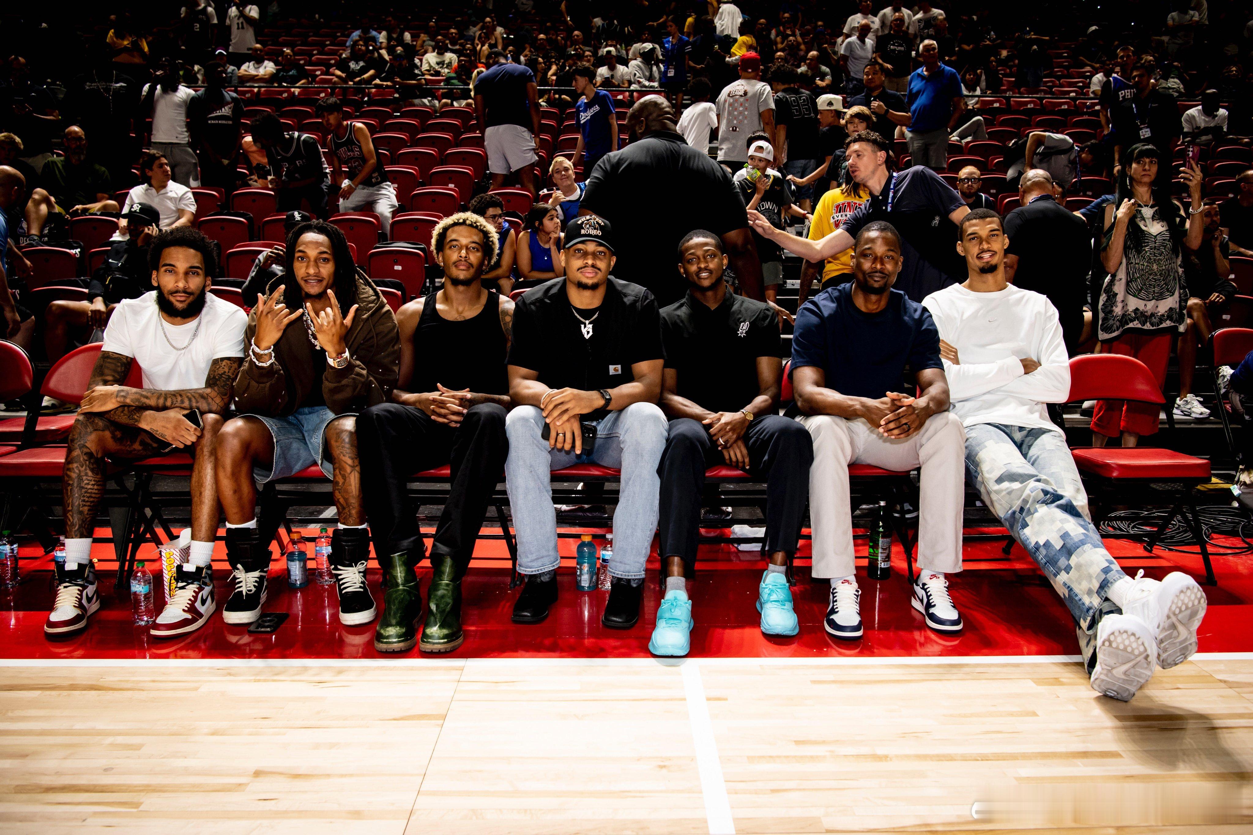 马刺众将到场观战夏联[举手]nba夏季联赛 ​​​