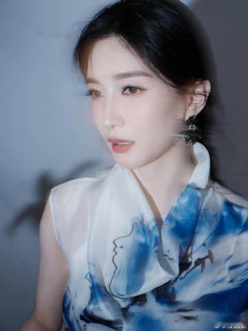江疏影人生妆造上新了 被江疏影的新造型狠狠惊艳！水墨元素穿搭搭配春日清冷妆容，温