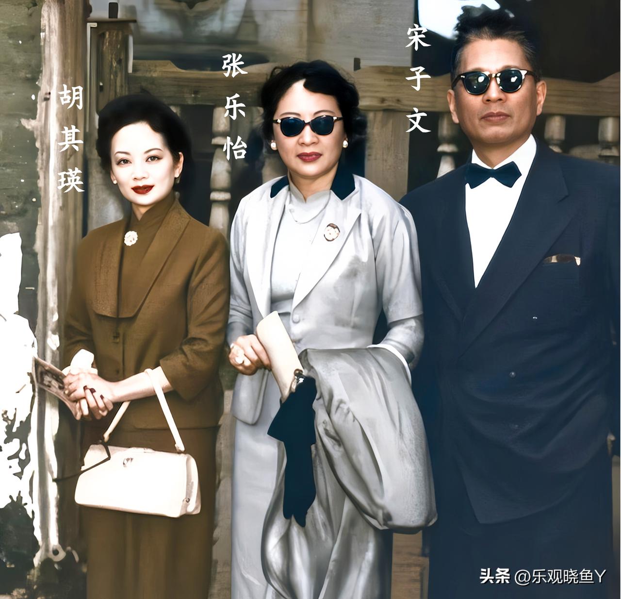 这是宋子文夫妇二人与弟媳胡其瑛在美国纽约的一张合影，拍摄于上世纪50年代。这而非