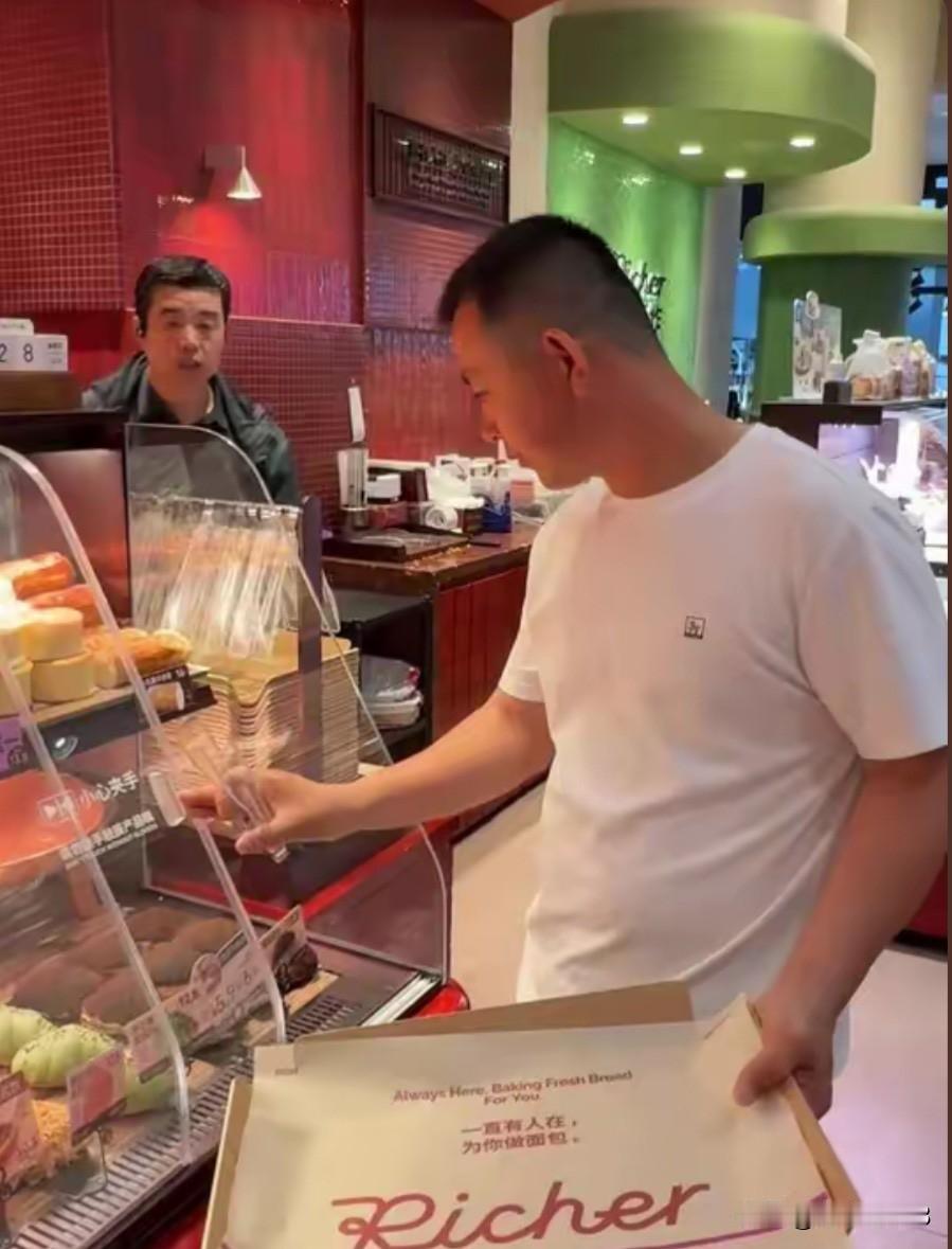 林区小明这段感情确实和上次不一样，上次是女方为了不远万里去上赶的，这次是林区小明