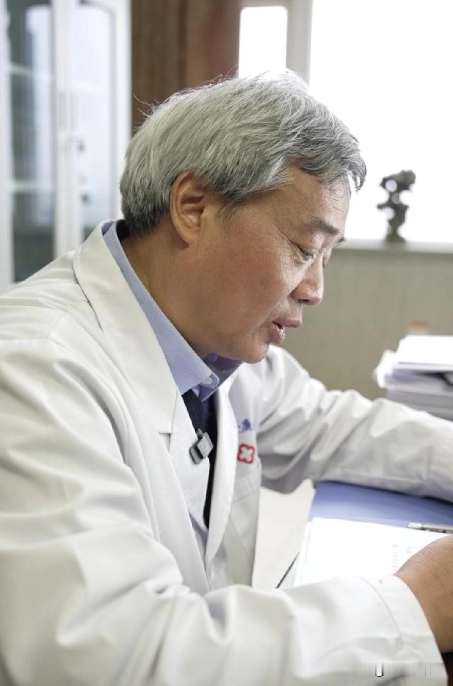 2009年，河南医生宋兆普免费到孤儿院看病，可没想到竟发现8成孩子的肚皮比纸还薄